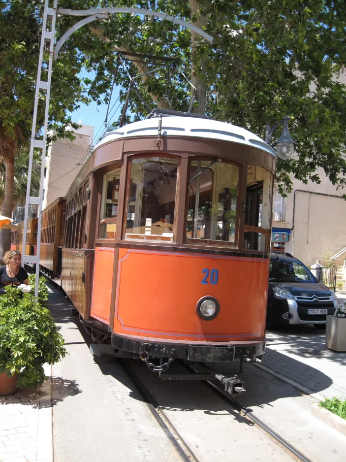 Sóller sporvognslinje med motorvogn 20 ved Port de Sóller (2013)