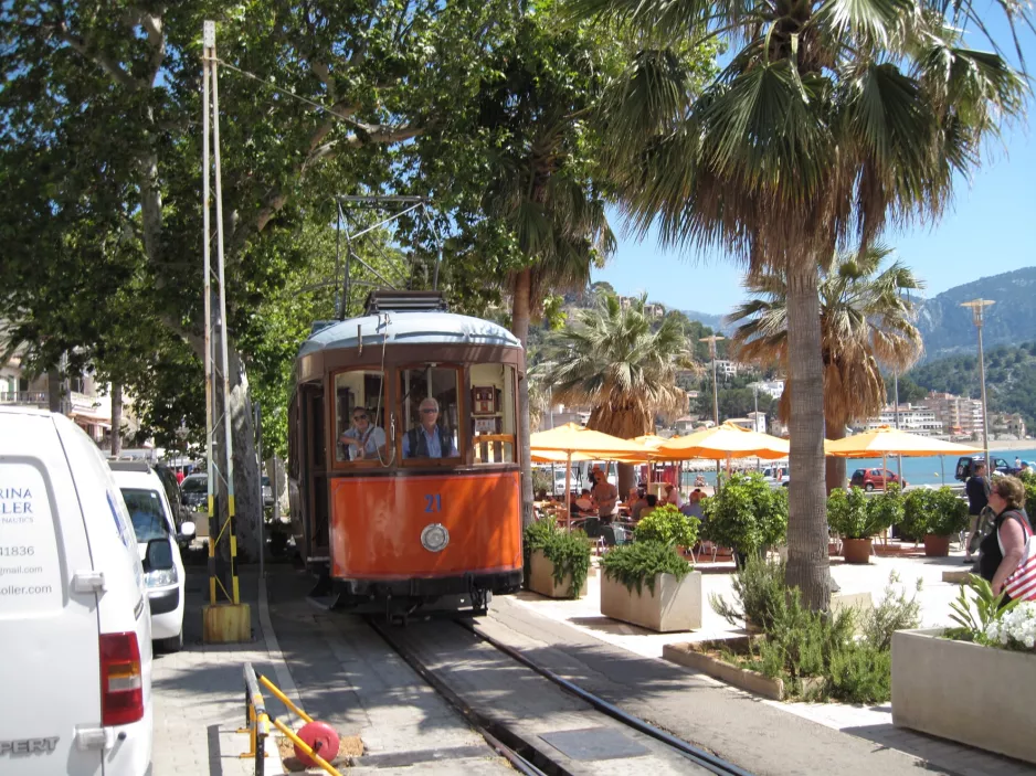 Sóller sporvognslinje med motorvogn 21 foran Las Palmeras / Carrer de la Marina (2013)