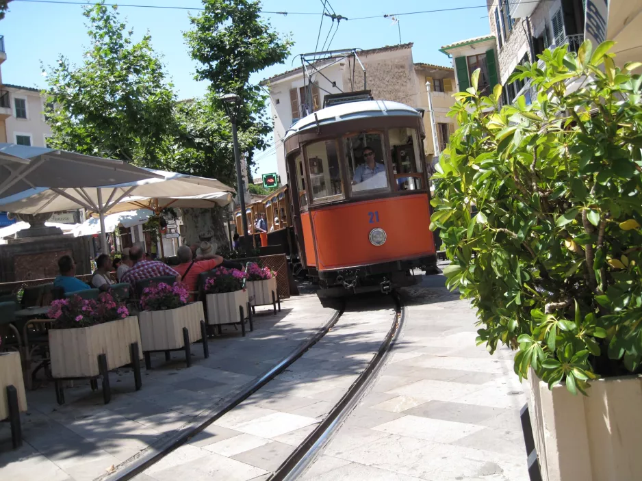 Sóller sporvognslinje med motorvogn 21 på Plaça de sa Constitució (2013)