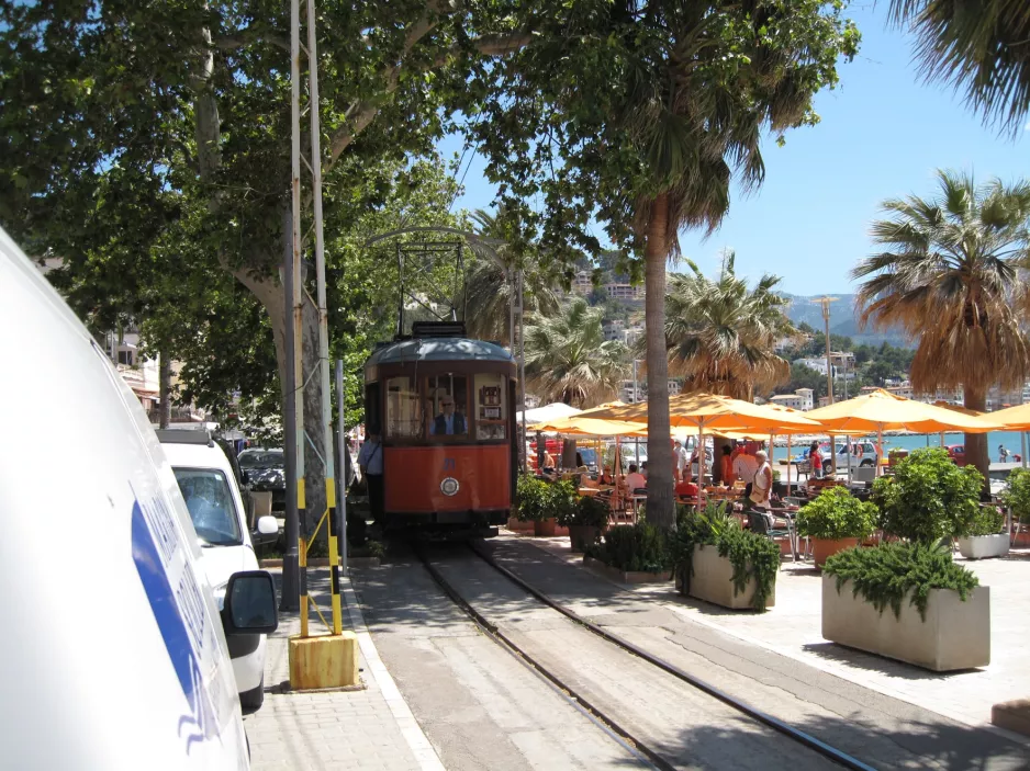 Sóller sporvognslinje med motorvogn 21 udenfor Las Palmeras / Carrer de la Marina (2013)