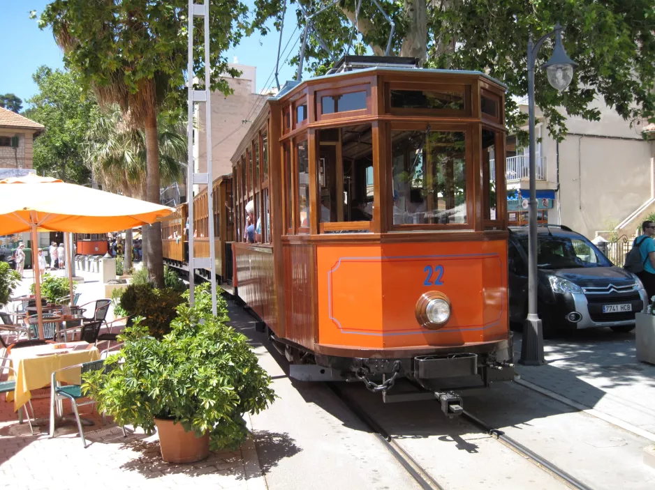 Sóller sporvognslinje med motorvogn 22 tæt på Las Palmeras / Carrer de la Marina (2013)