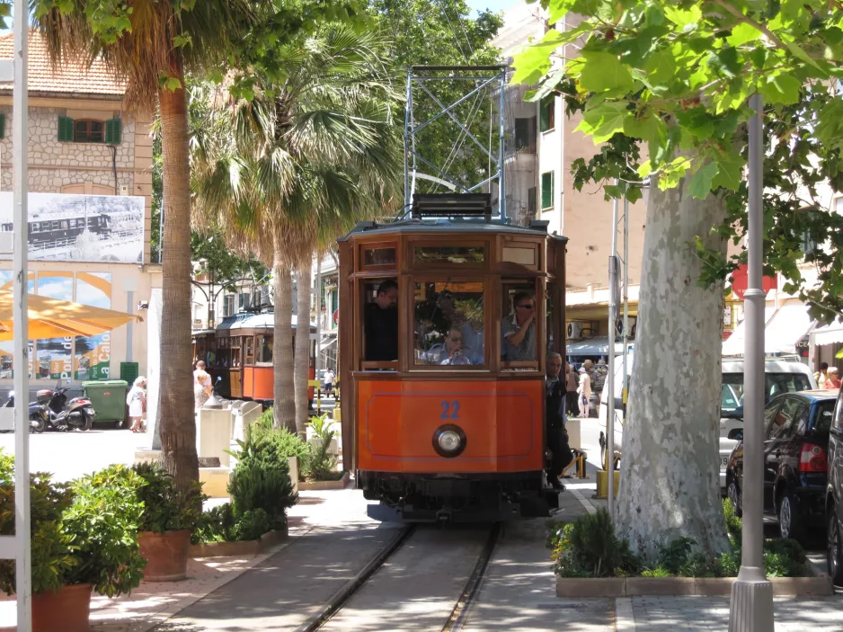 Sóller sporvognslinje med motorvogn 22 ved Port de Sóller (2013)