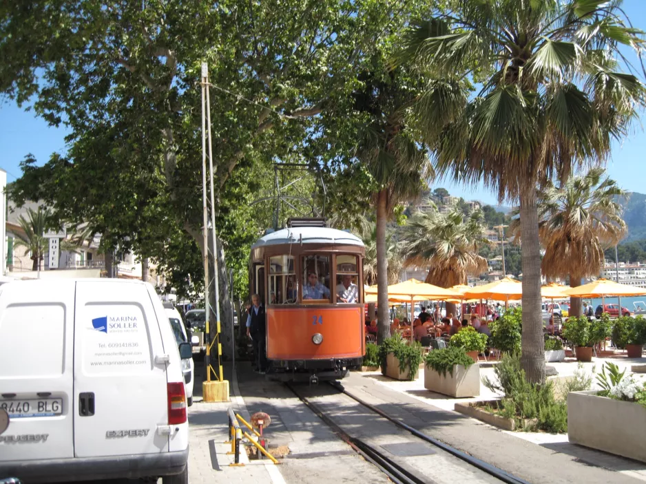 Sóller sporvognslinje med motorvogn 24 tæt på Las Palmeras / Carrer de la Marina (2013)