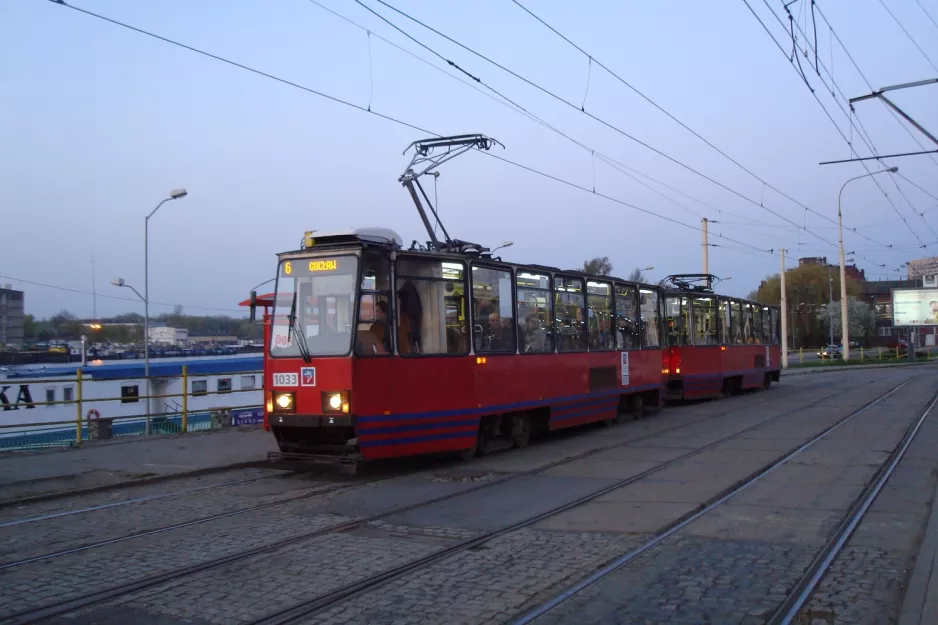 Stettin sporvognslinje 6 med motorvogn 1033 ved Dworzec Główny (2011)