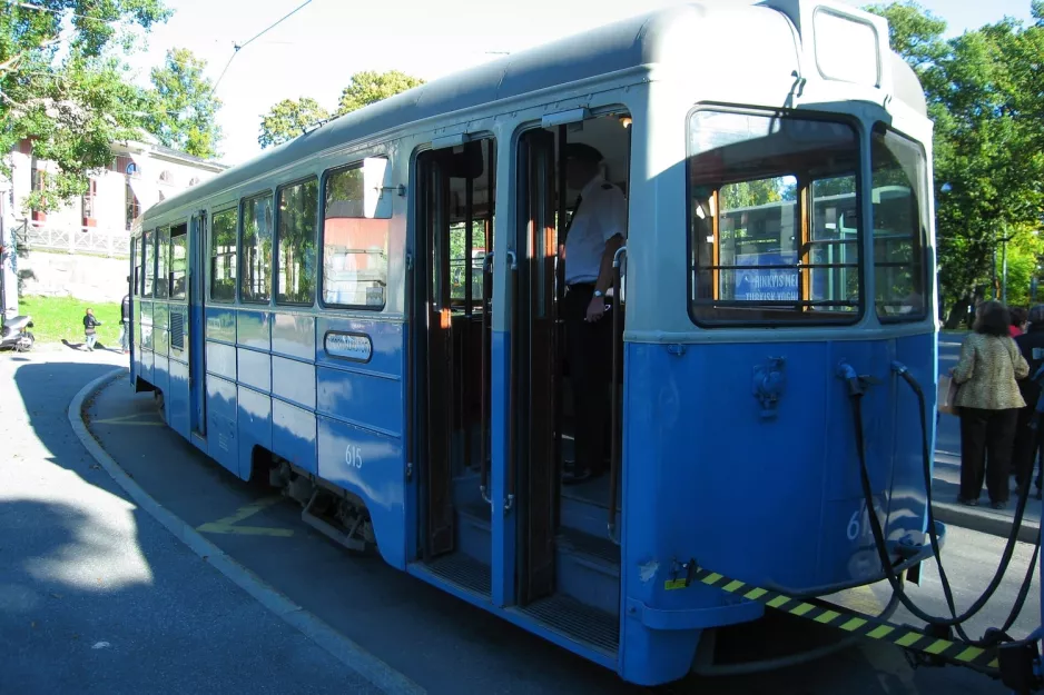 Stockholm Djurgårdslinjen 7N med bivogn 615 ved Skansen (2011)