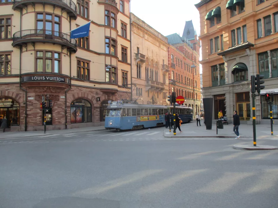 Stockholm Djurgårdslinjen 7N med motorvogn 333 på Smålandsgatan (2019)