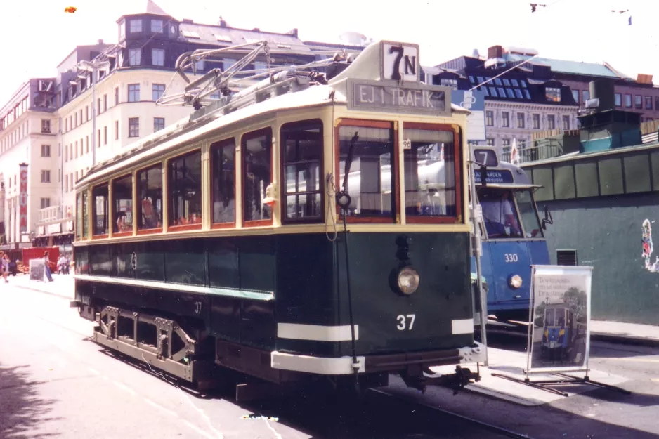 Stockholm Djurgårdslinjen 7N med motorvogn 37 ved Norrmalmstorg (1992)