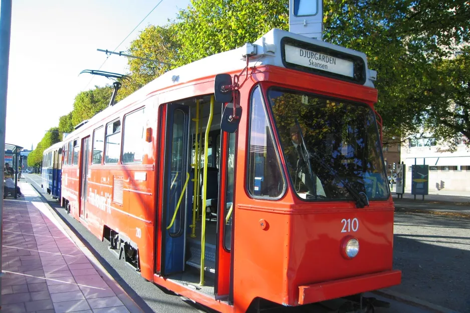 Stockholm restaurantlinje Cafetåget med motorvogn 210 ved Styrmansgatan (2011)