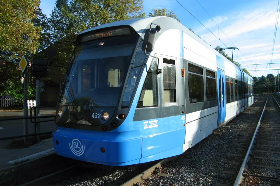 Stockholm sporvognslinje 12 Nockebybanan med lavgulvsledvogn 432 ved Alléparken (2011)