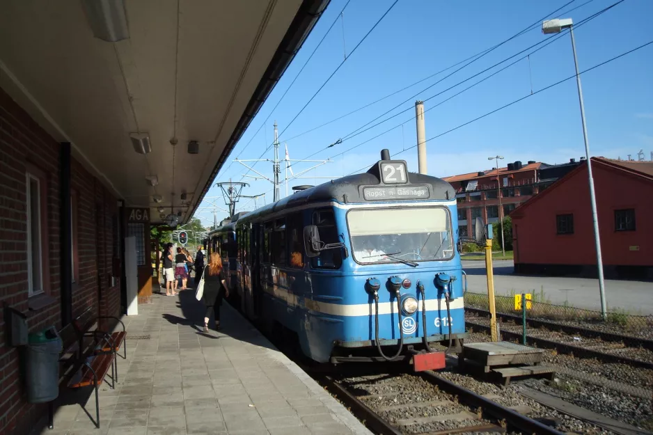 Stockholm sporvognslinje 21 Lidingöbanan med bivogn 612 ved AGA (2009)