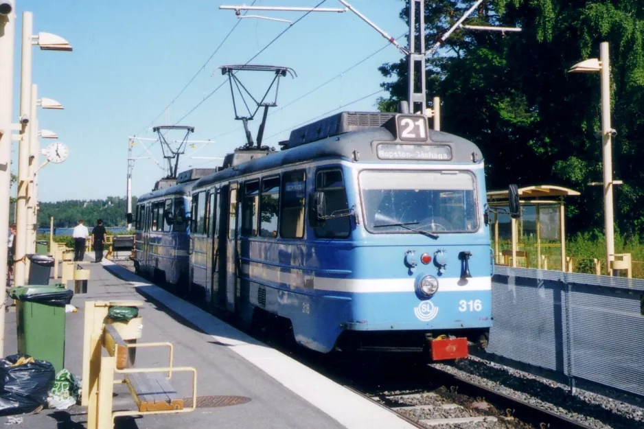 Stockholm sporvognslinje 21 Lidingöbanan med motorvogn 316 "Dalsland" ved Gåshaga brygga (2005)