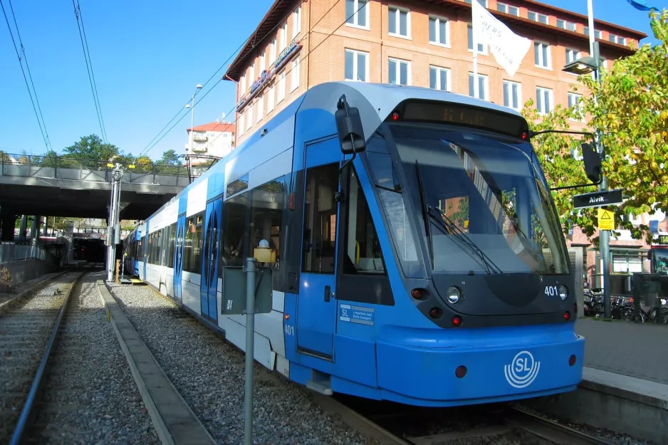 Stockholm sporvognslinje 30 Tvärbanan med lavgulvsledvogn 401 ved Alvik (2011)