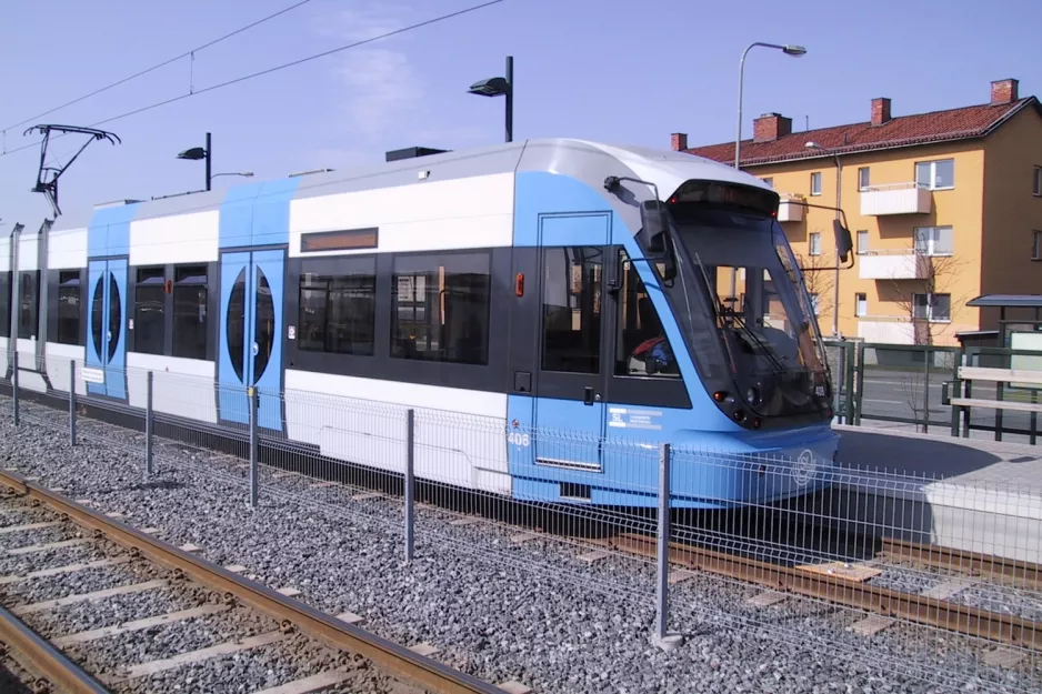 Stockholm sporvognslinje 30 Tvärbanan med lavgulvsledvogn 408 nær Årstafältet (2003)