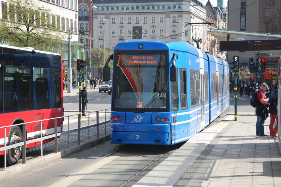 Stockholm sporvognslinje 7S Spårväg City med lavgulvsledvogn 2 ved Kungsträdgården (2013)