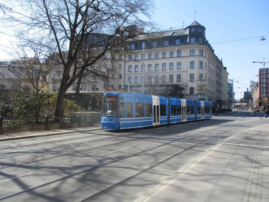 Stockholm sporvognslinje 7S Spårväg City med lavgulvsledvogn 4 nær Kungsträdgården (2019)