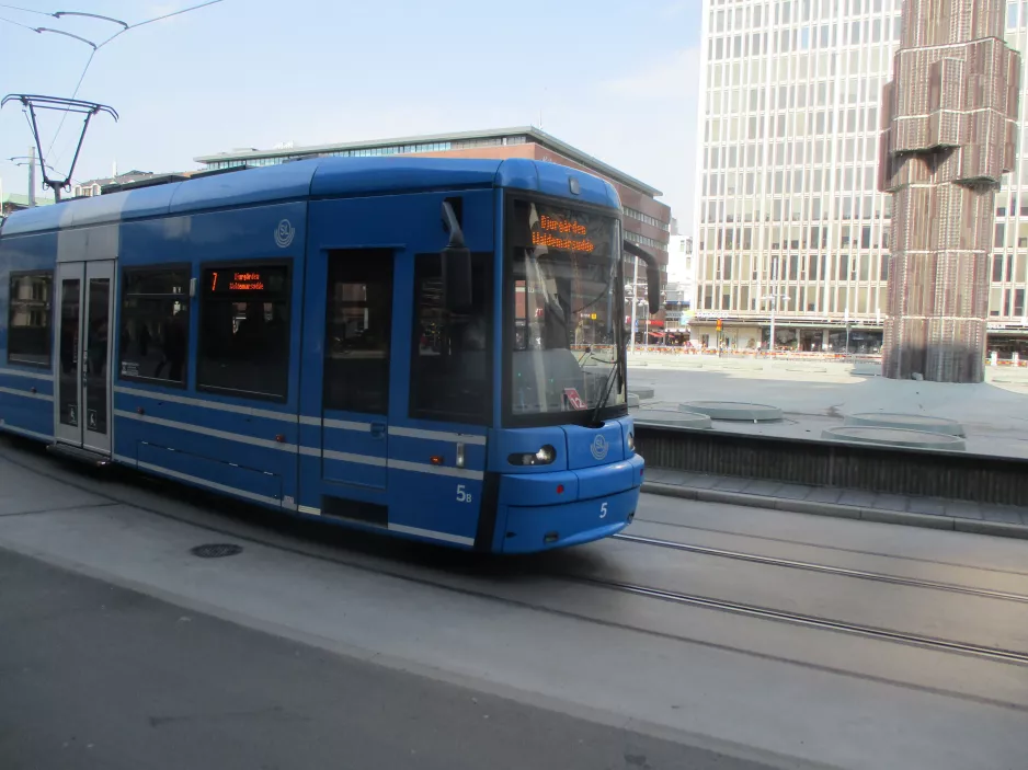 Stockholm sporvognslinje 7S Spårväg City med lavgulvsledvogn 5 på Sergels Torv (2019)