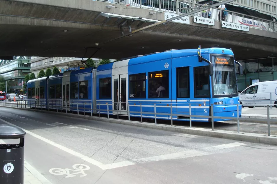 Stockholm sporvognslinje 7S Spårväg City med lavgulvsledvogn 5 ved Sergels torg (2012)