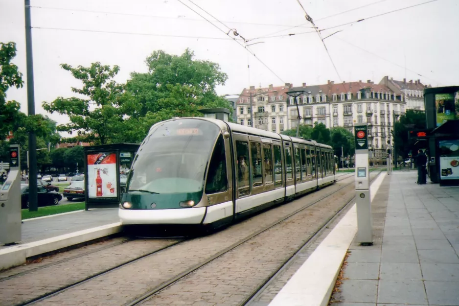 Strasbourg sporvognslinje B med lavgulvsledvogn 1025 ved Lycée Kléber (2007)