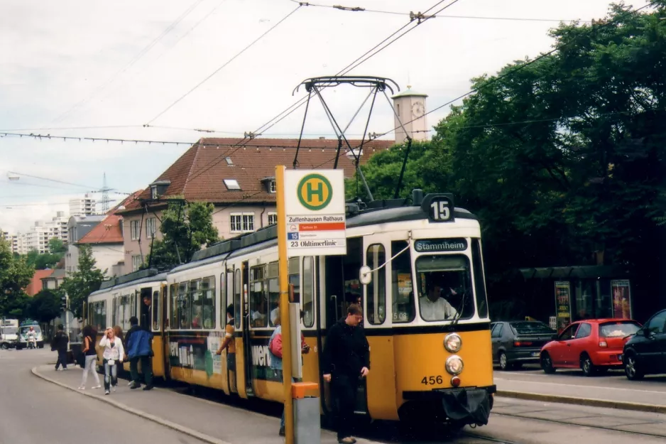 Stuttgart sporvognslinje 15 med ledvogn 456 ved Zuffenhausen Rathaus (2007)