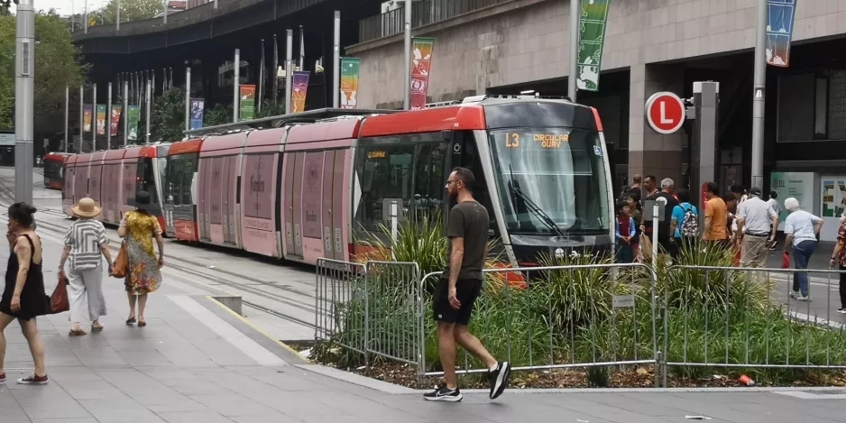 Sydney letbanelinje L3 med lavgulvsledvogn 018 ved Circular Quay (2023)