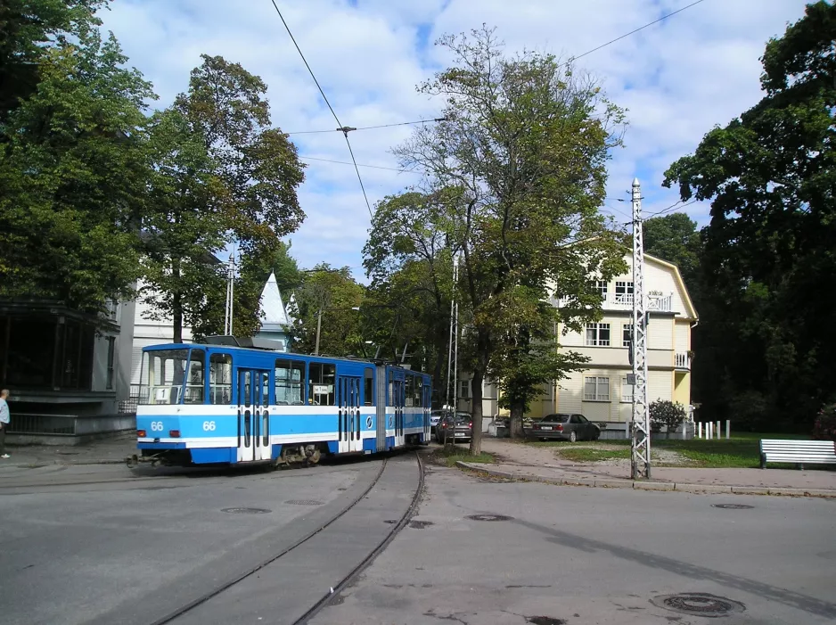 Tallinn sporvognslinje 1 med ledvogn 66 tæt på Kadriorg (2006)