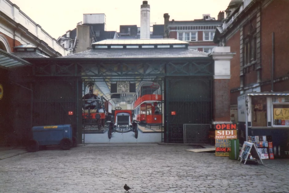 Tegning: London dobbeltdækker-motorvogn 290 udenfor Covent Garden (1985)