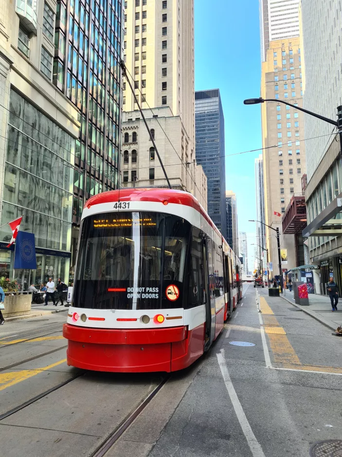 Toronto ekstralinje 508 Lake Shore med lavgulvsledvogn 4431 på Dundas St E (2022)