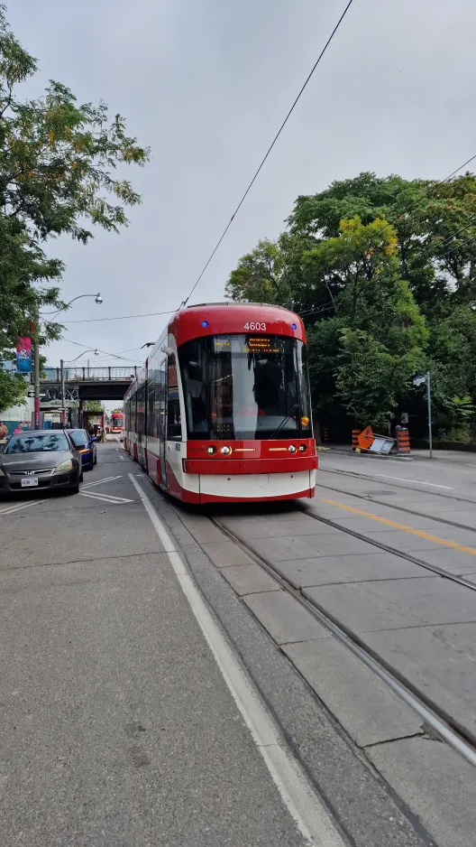 Toronto lavgulvsledvogn 4603 på Queen St East (2024)