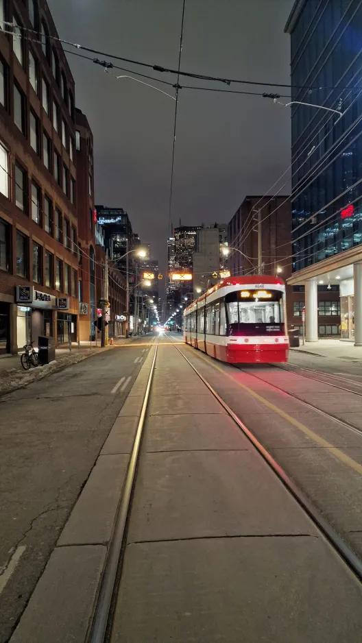 Toronto lavgulvsledvogn 4644 nær King Street East at Ontario Street (2025)