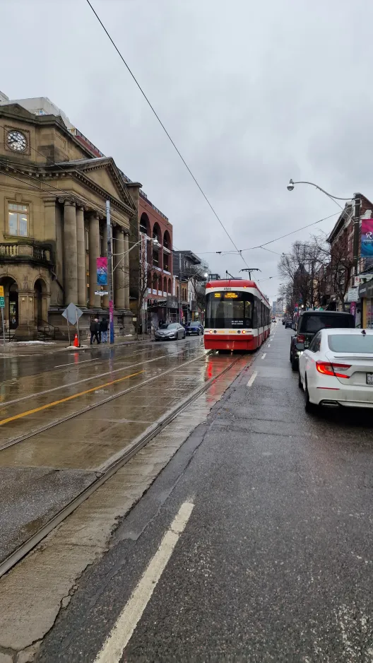 Toronto sporvognslinje 501 Queen med lavgulvsledvogn 4545 ved Queen St E at Saulter St E Side (2025)