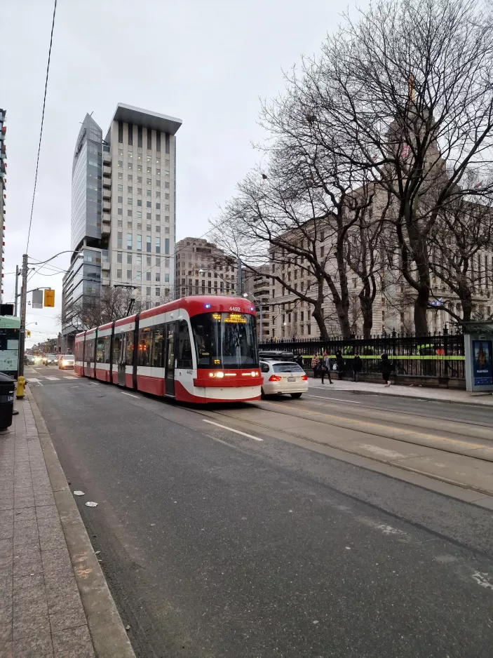 Toronto sporvognslinje 505 Dundas med lavgulvsledvogn 4492 på Dundas Street East (2023)