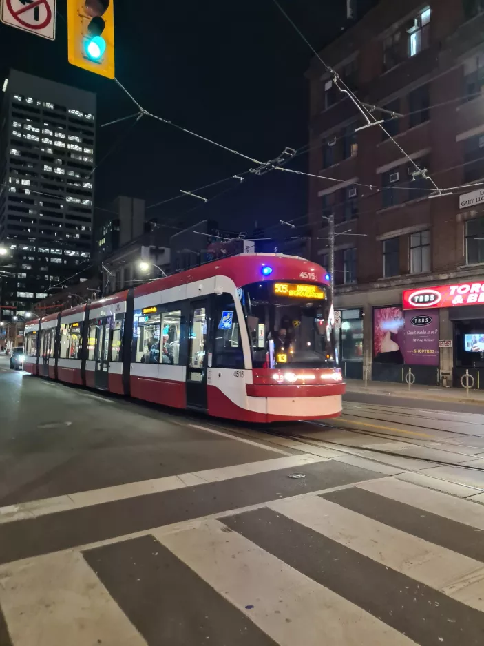 Toronto sporvognslinje 505 Dundas med lavgulvsledvogn 4515 på Dundas Street West (2022)