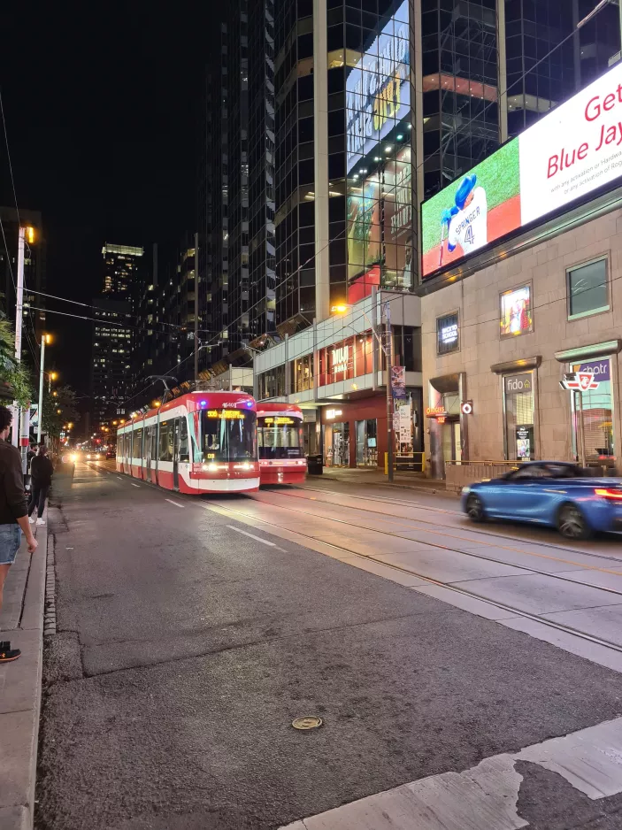 Toronto sporvognslinje 506 Carlton med lavgulvsledvogn 4540 på Dundas Street West (2022)