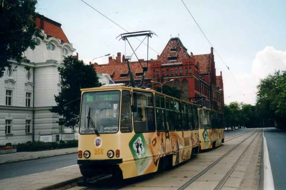 Toruń ekstralinje 1R med motorvogn 256 ved Wały gen. Sikorskiego (2004)