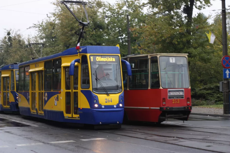 Toruń sporvognslinje 1 med motorvogn 264 på Wały Generała Władysława Sikorskiego (2009)