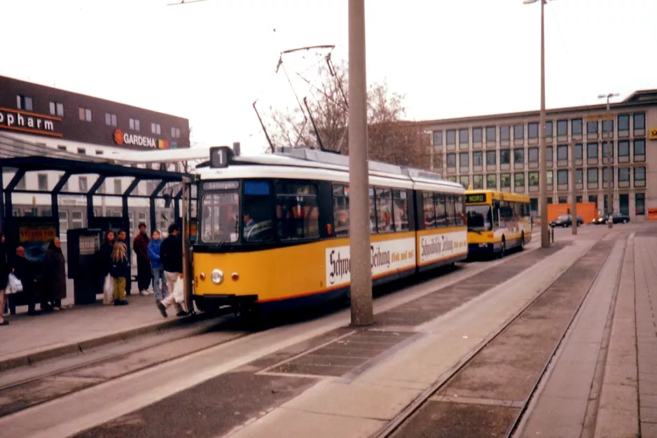 Ulm sporvognslinje 1 med ledvogn 8 ved Hauptbahnhof (1998)