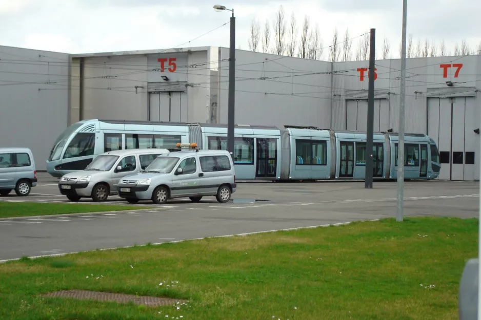 Valenciennes lavgulvsledvogn 15 foran Dépôt Tramway (2008)