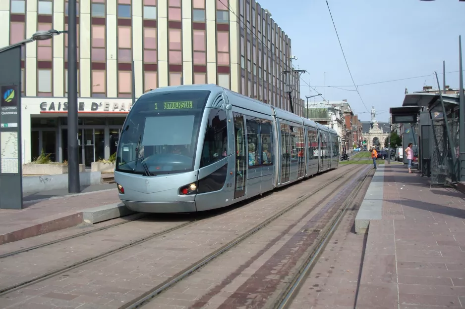 Valenciennes sporvognslinje T1 med lavgulvsledvogn 21 ved Clemenceau (2010)