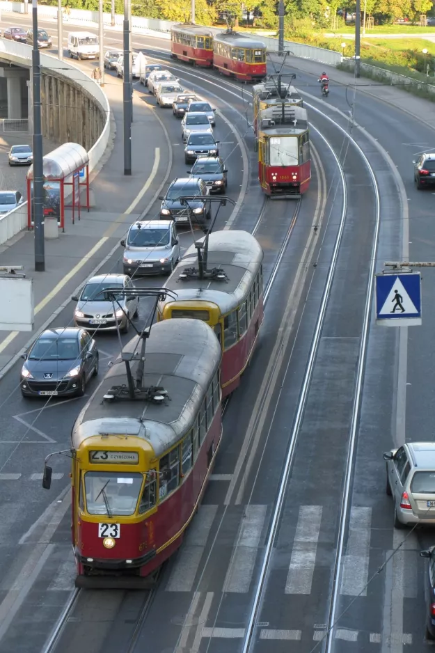 Warszawa sporvognslinje 23 med motorvogn 672 ved Stare Miasto (2010)