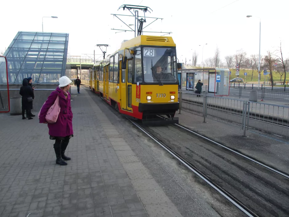 Warszawa sporvognslinje 28 med motorvogn 1310 ved Dworzec Gdański (2018)