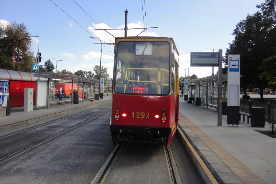 Warszawa sporvognslinje 7 med motorvogn 1293 ved Rondo Waszyngtona (2012)