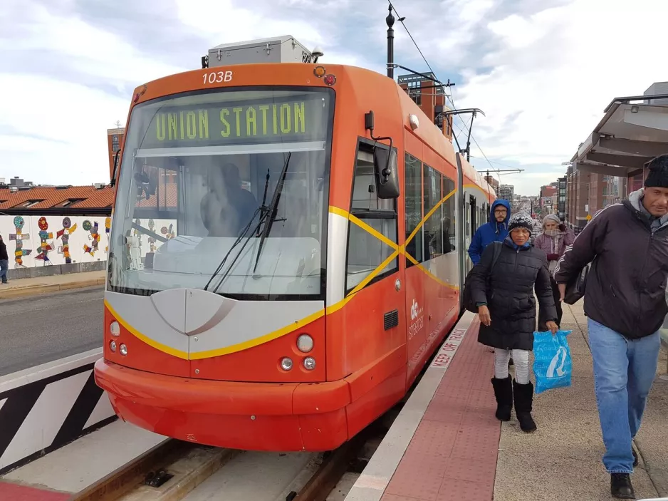 Washington D.C. Streetcar med lavgulvsledvogn 103 ved Union Station (2016)