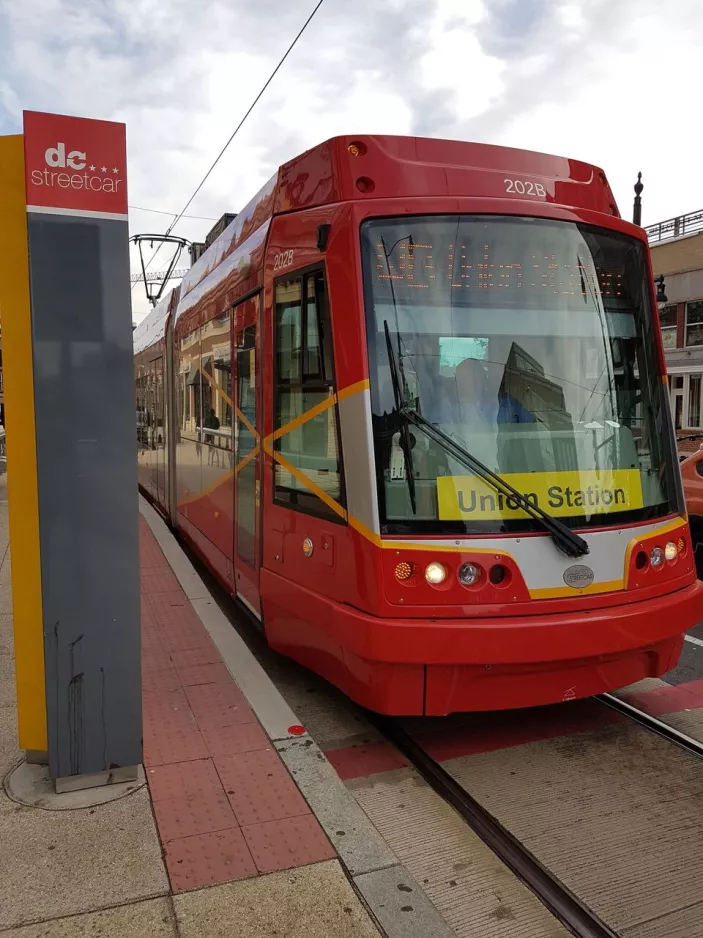 Washington D.C. Streetcar med lavgulvsledvogn 202 ved H & 3rd (2016)