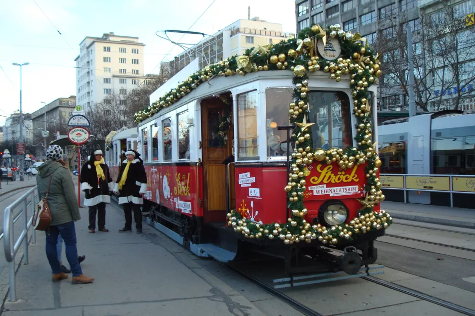 Wien Oldtimer Tramway med motorvogn 4033 på Schwedenplatz (2014)