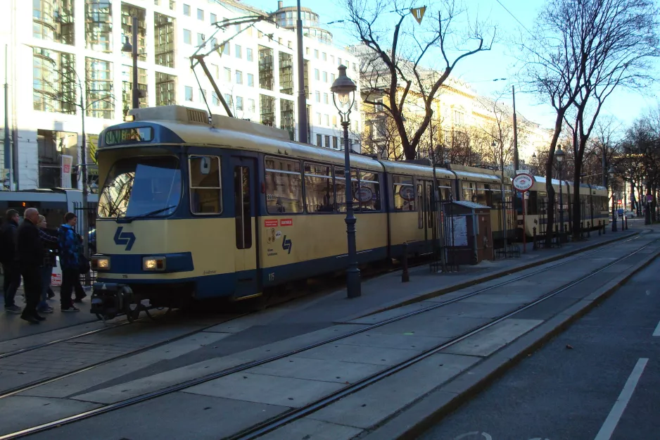 Wien regionallinje 515 - Badner Bahn med ledvogn 4-115 "Andreas" ved Oper (2014)