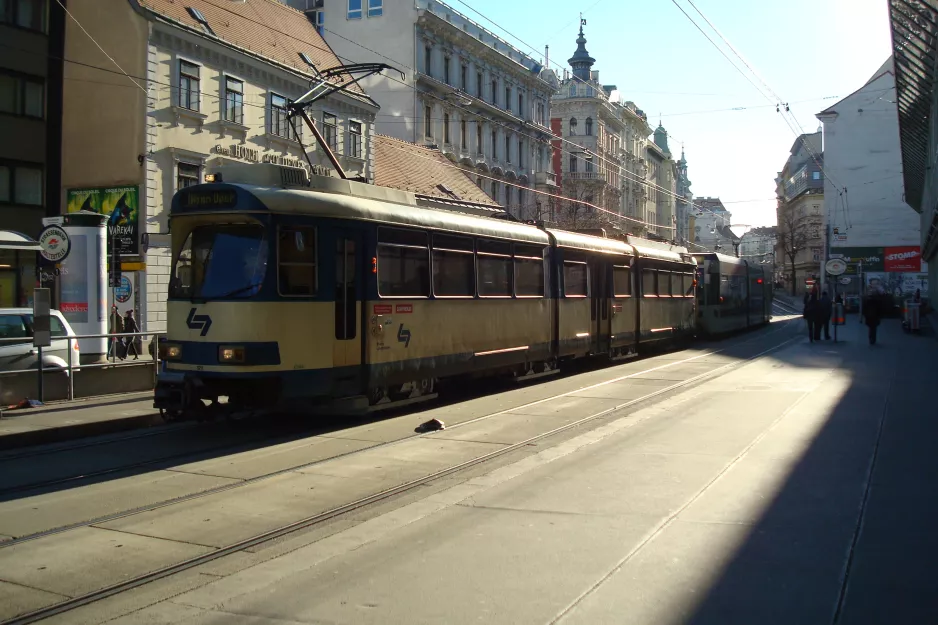 Wien regionallinje 515 - Badner Bahn med ledvogn 4-121 "Erika" ved Resselgasse (2014)