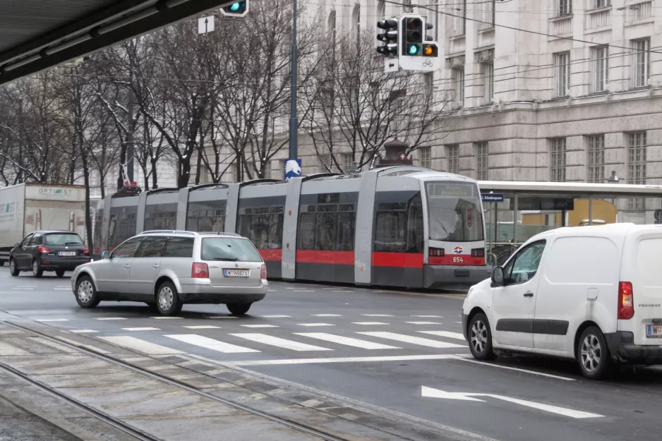 Wien sporvognslinje 1 med lavgulvsledvogn 654 på Schottenring (2013)