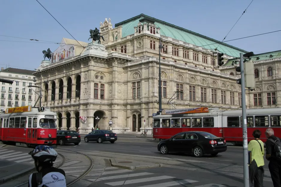 Wien sporvognslinje 1 med ledvogn 4514 på Opernring (2009)