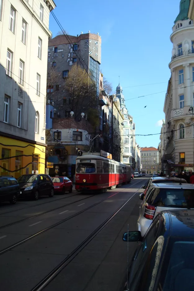 Wien sporvognslinje 1 med ledvogn 4832 på Löwengasse (2010)