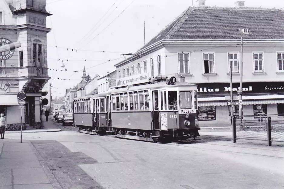 Wien sporvognslinje 10 med motorvogn 2283 på Maurer Lange Gasse (1968)